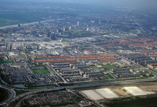 835002 Luchtfoto van de wijk Hoograven te Utrecht met op de voorgrond de Rijksweg 222 en op de achtergrond het ...